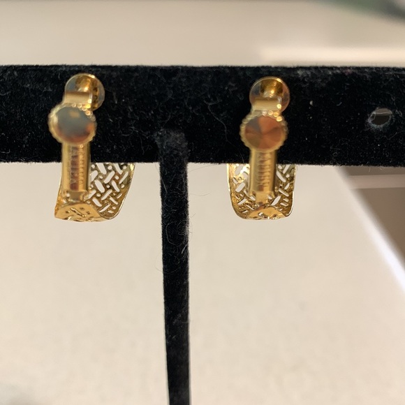 Vintage Napier gold tone lacy screw clip earrings (288) - Picture 2 of 5